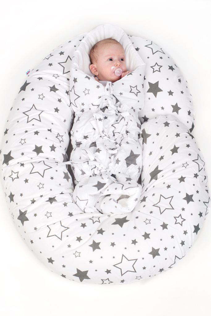 Univerzálny dojčiaci vankúš v tvare C New Baby XL sivý s bodkami