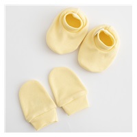 Dojčenský bavlnený set-capačky a rukavičky New Baby žltá 0-6m