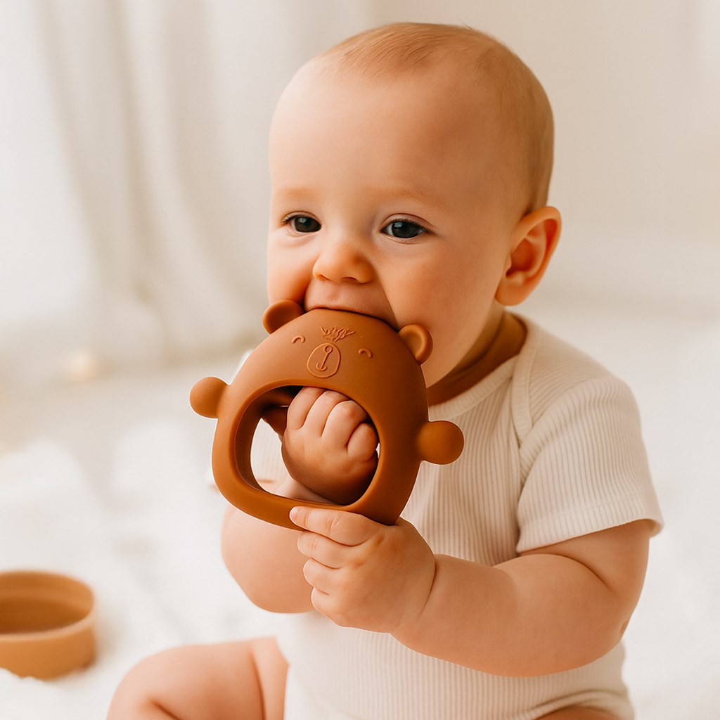 Silikónové hryzátko na ruku macko New Baby karamelovo hnedá